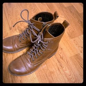 SOLD Women’s boots size 9